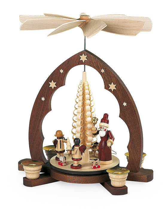Julepyramide, julenisse som deler ut gaver, natur