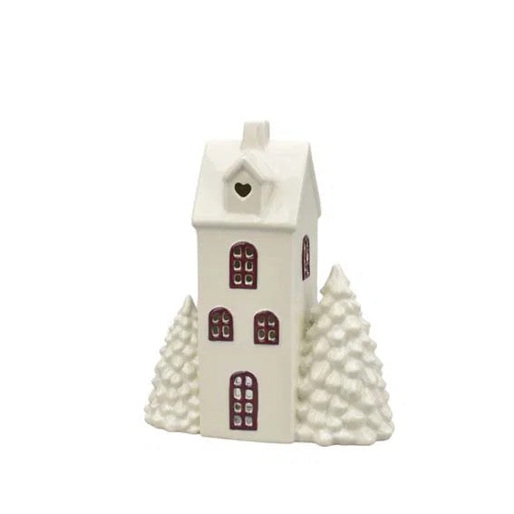 Keramikhus, hvitt med grantrær, H 20cm