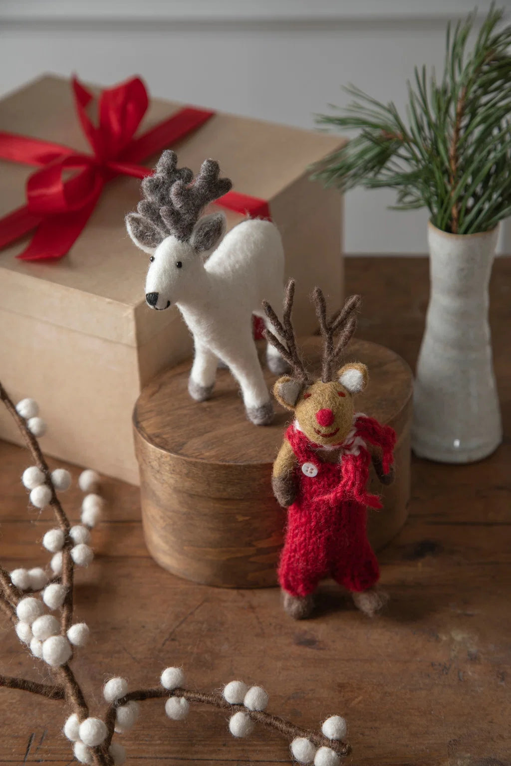 Liten brun Rudolf med rød bukse, 14x4x3 cm