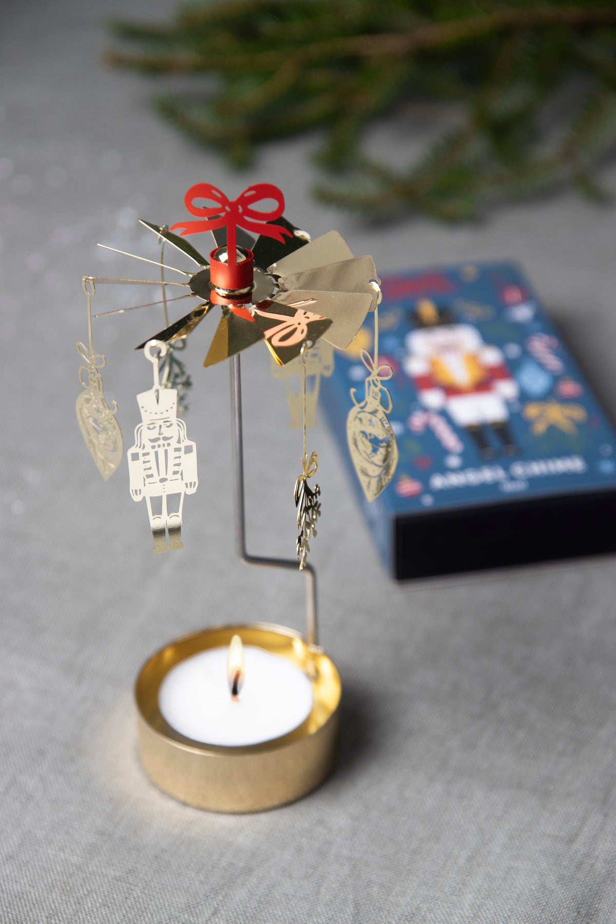 Englespill med Noël-motiv, gull