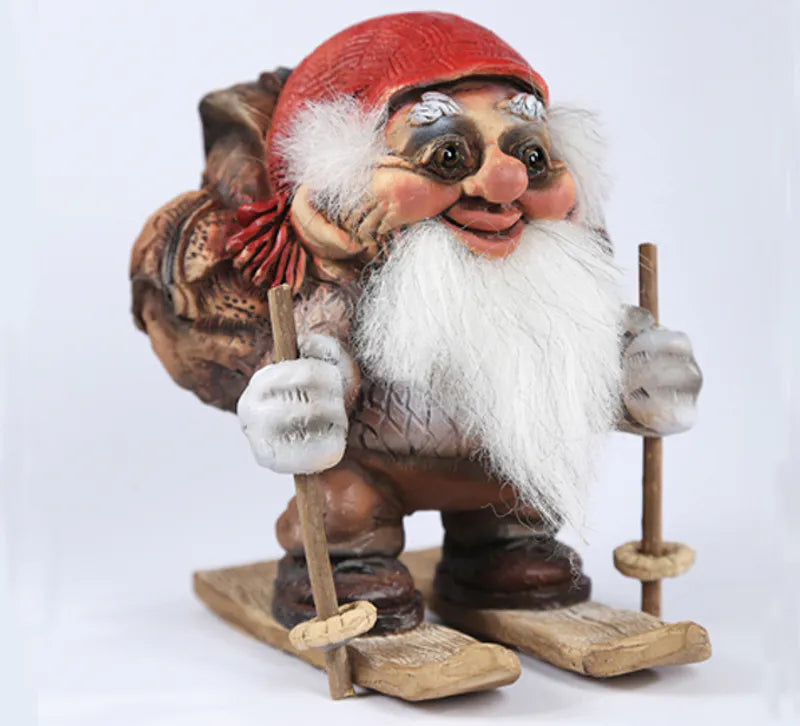Nissetroll med sekk og ski