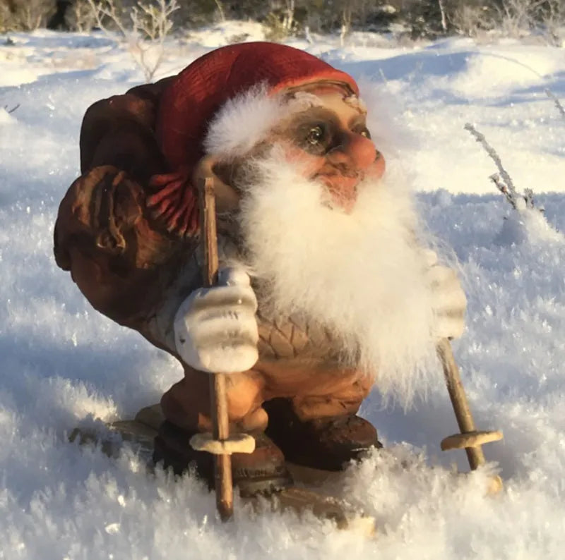 Nissetroll med sekk og ski