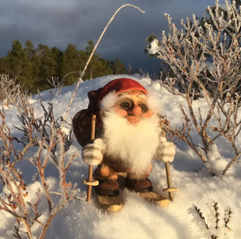 Nissetroll med sekk og ski