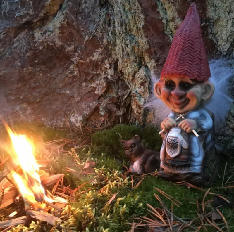 Nissetroll som strikker